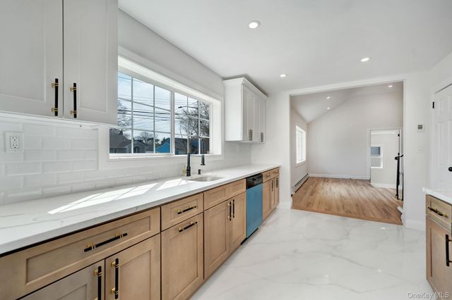 40 Durhamoc Lane, North Babylon, NY 11703