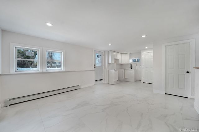 40 Durhamoc Lane, North Babylon, NY 11703