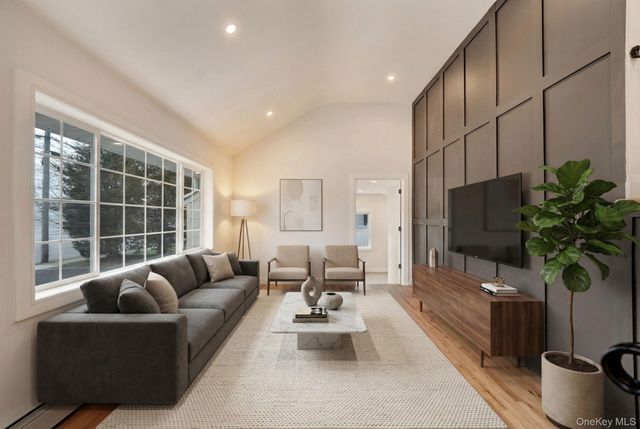 40 Durhamoc Lane, North Babylon, NY 11703