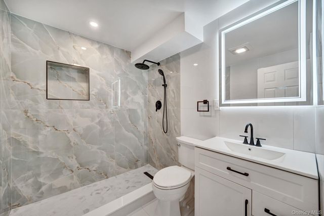 40 Durhamoc Lane, North Babylon, NY 11703