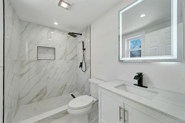 40 Durhamoc Lane, North Babylon, NY 11703