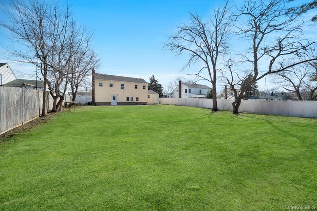 40 Durhamoc Lane, North Babylon, NY 11703