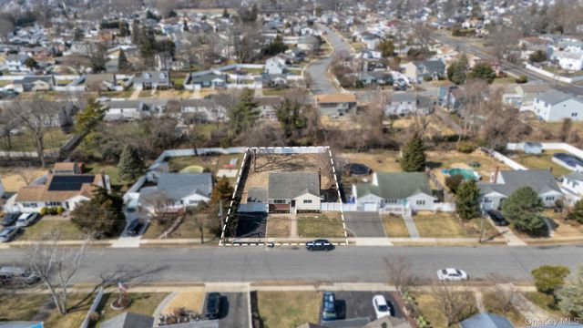 40 Durhamoc Lane, North Babylon, NY 11703