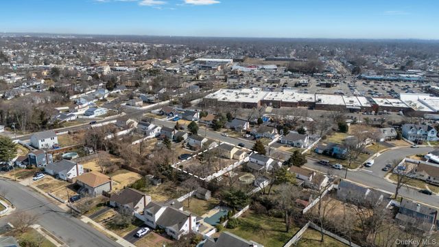 40 Durhamoc Lane, North Babylon, NY 11703