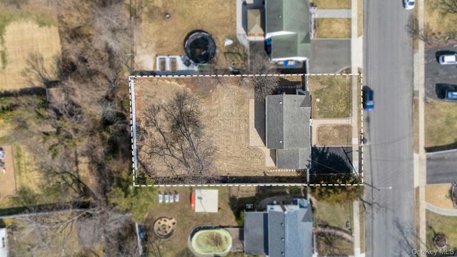 40 Durhamoc Lane, North Babylon, NY 11703