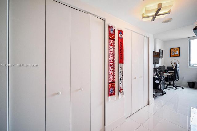 92 SW 3rd St 2710, Miami, FL 33130