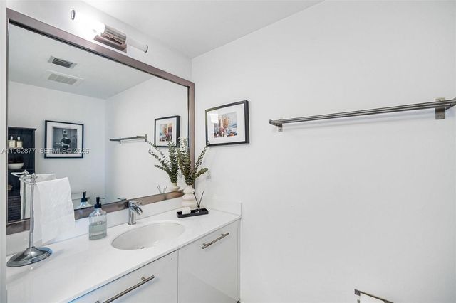 92 SW 3rd St 2710, Miami, FL 33130