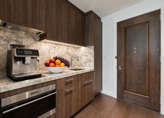 430 Stuart St 1518, Boston, MA 02116