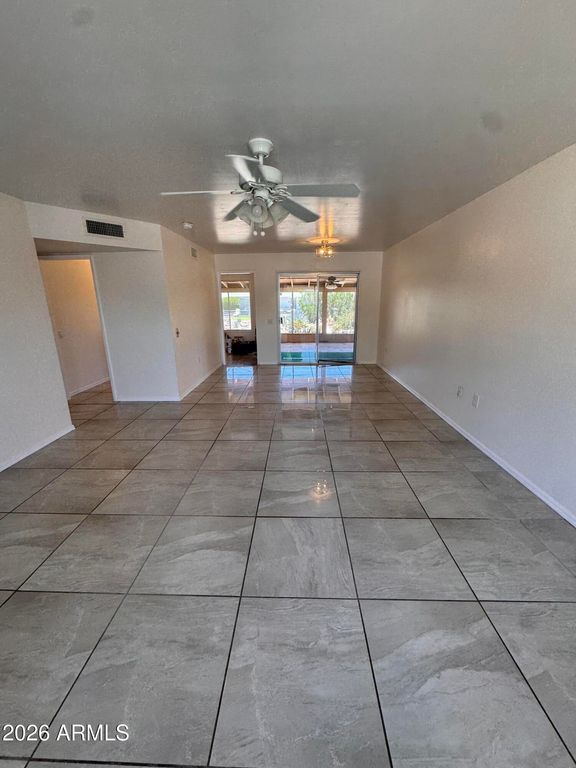 Image 12 of property listing at 9711 W HAWTHORN Court, Sun City, AZ 85351