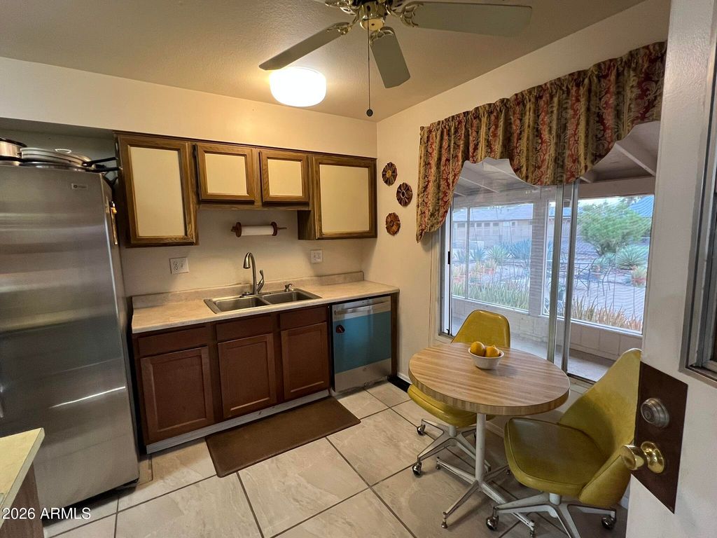 Image 13 of property listing at 9711 W HAWTHORN Court, Sun City, AZ 85351