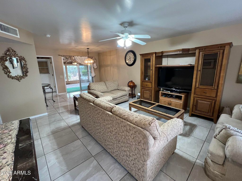 Image 4 of property listing at 9711 W HAWTHORN Court, Sun City, AZ 85351
