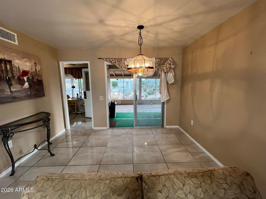 Image 5 of property listing at 9711 W HAWTHORN Court, Sun City, AZ 85351