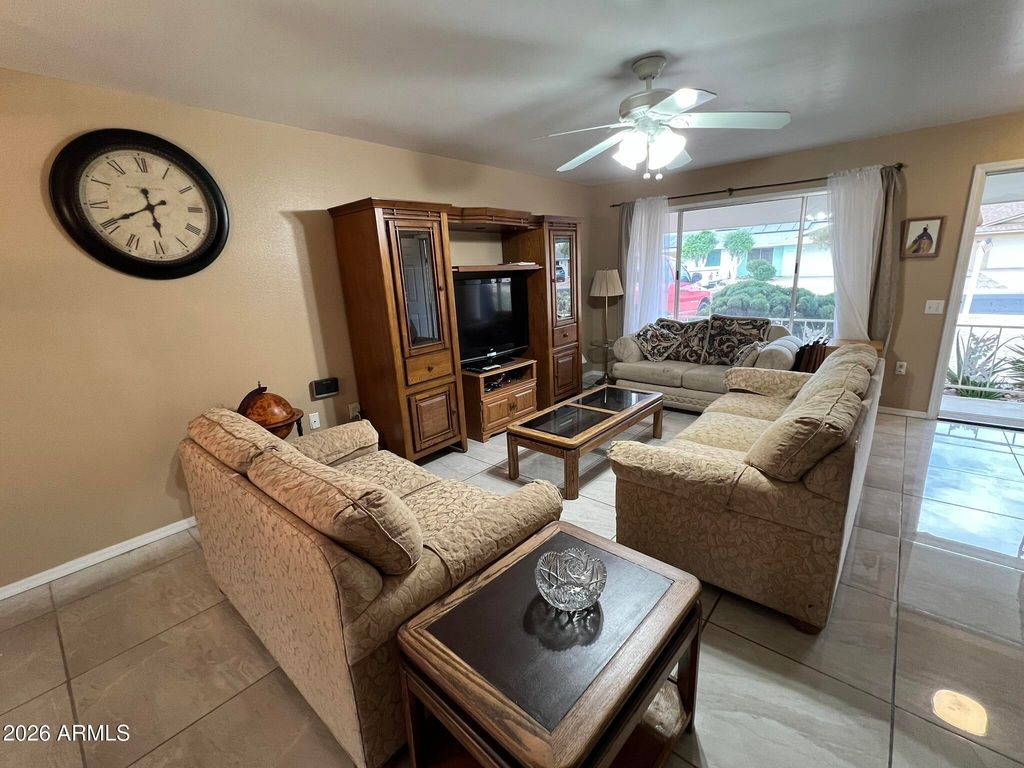 Image 6 of property listing at 9711 W HAWTHORN Court, Sun City, AZ 85351