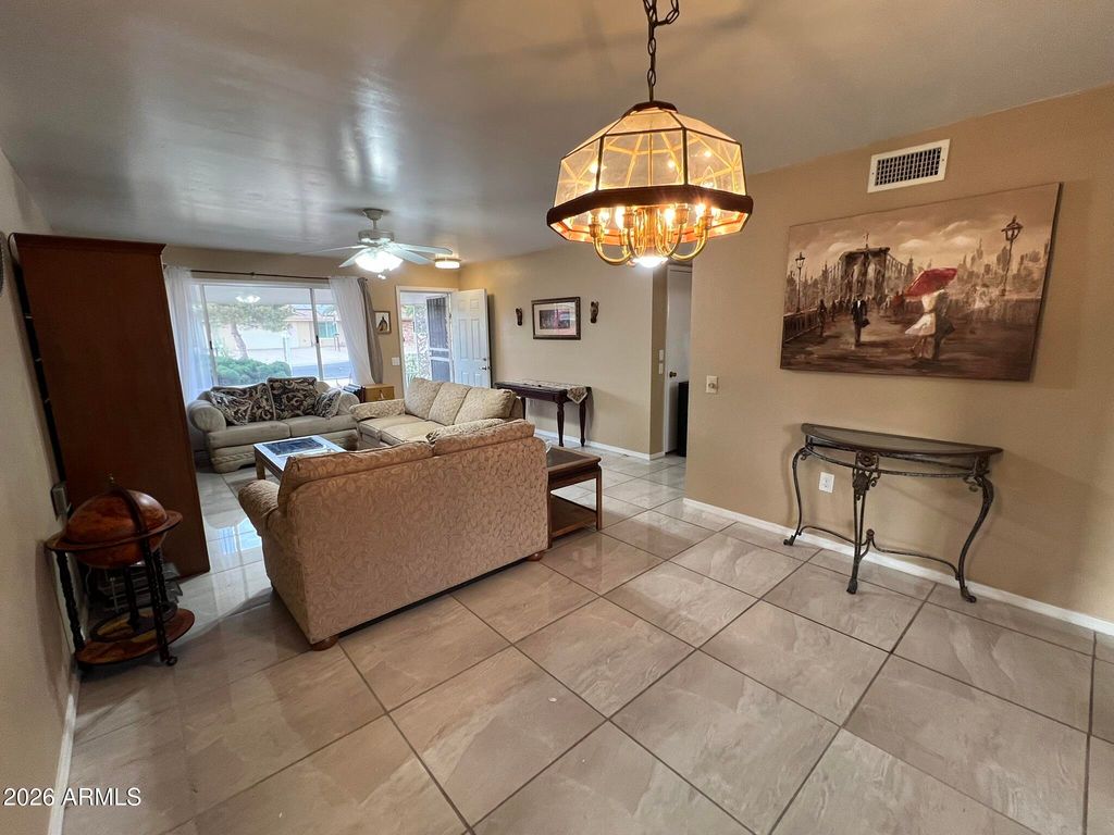Image 7 of property listing at 9711 W HAWTHORN Court, Sun City, AZ 85351