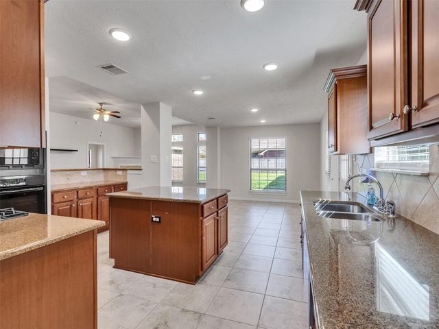 6807 Davy Crockett Drive, Manvel, TX 77578