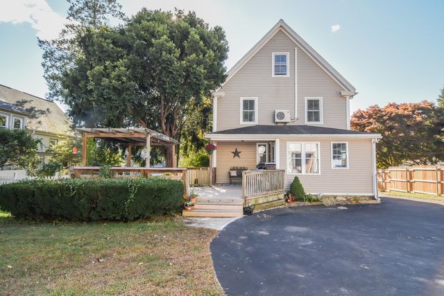 97 Dutcher St, Hopedale, MA 01747