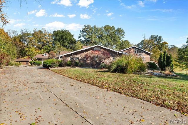 12746 Rolling Hills Drive, Trenton, IL 62293