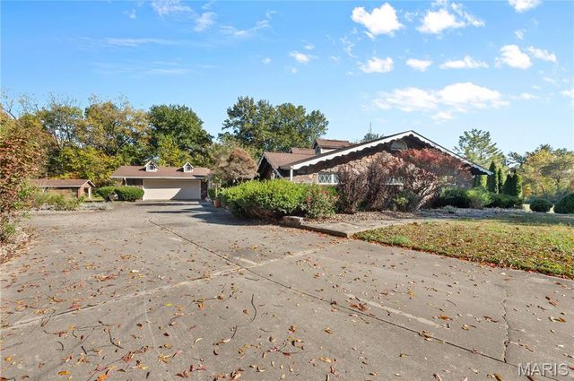 12746 Rolling Hills Drive, Trenton, IL 62293