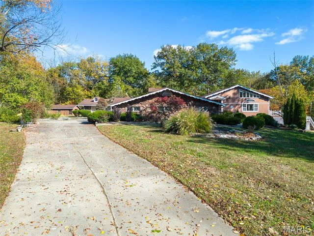 12746 Rolling Hills Drive, Trenton, IL 62293