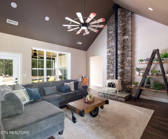 255 Crest View Drive, Sunbright, TN 37872