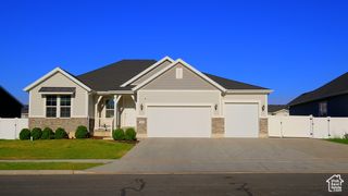 2444 N STANLEY CRANE DR, Clinton, UT 84015