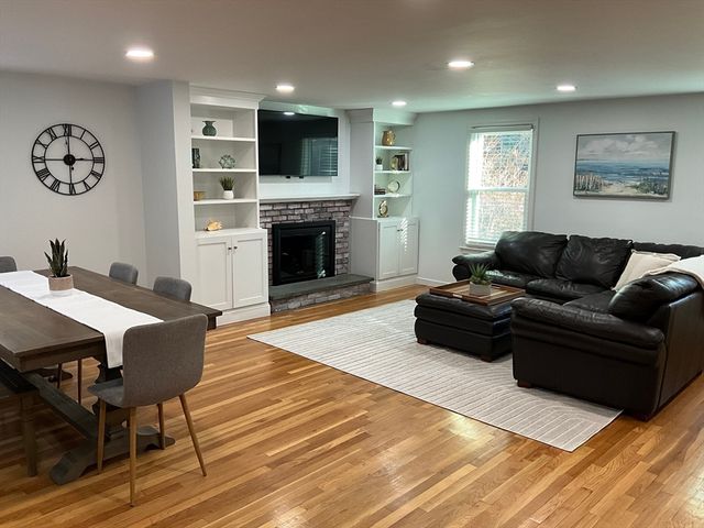 42 Wellington Ln, Duxbury, MA 02332