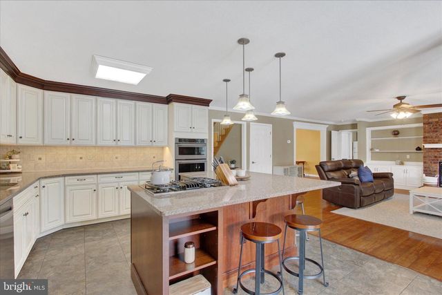266 FAIRVIEW DR, Hanover, PA 17331