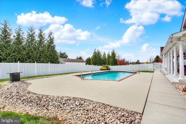266 FAIRVIEW DR, Hanover, PA 17331