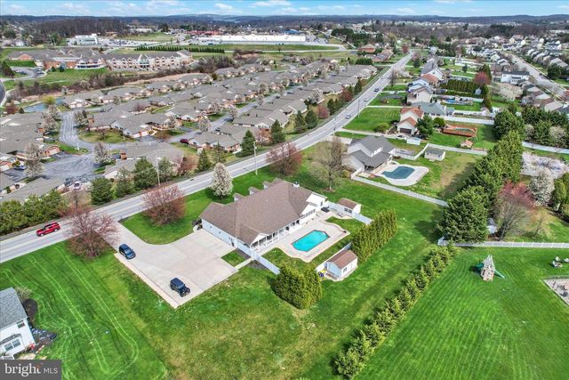 266 FAIRVIEW DR, Hanover, PA 17331