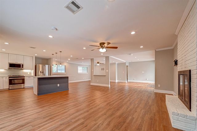 10138 Hazelhurst Drive, Houston, TX 77043