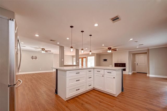 10138 Hazelhurst Drive, Houston, TX 77043