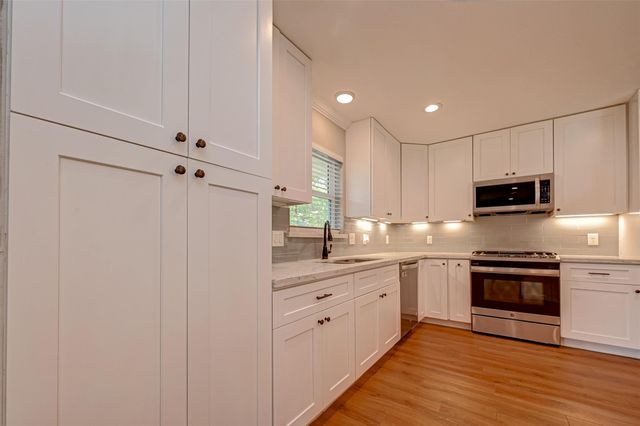 10138 Hazelhurst Drive, Houston, TX 77043