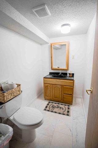 430 County Road B2 W, Roseville, MN 55113