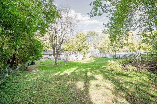 430 County Road B2 W, Roseville, MN 55113
