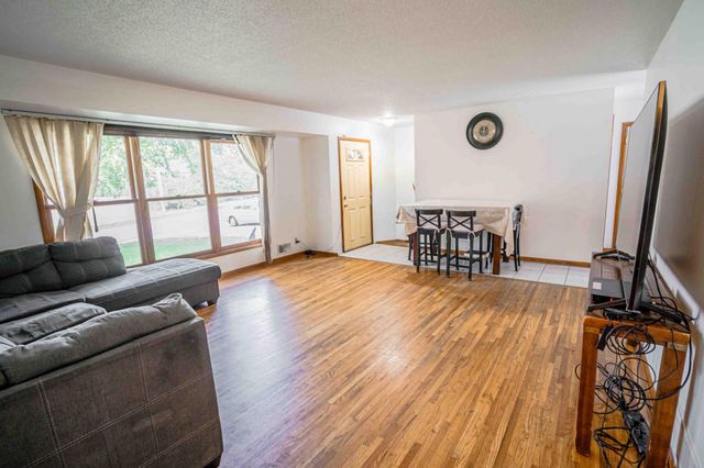430 County Road B2 W, Roseville, MN 55113