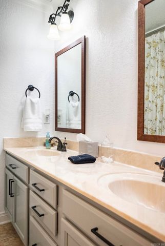 1453 Lodge Mountain Dr, Hot Springs, AR 71913