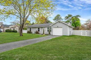 6 Lisa Court, Medford, NY 11763