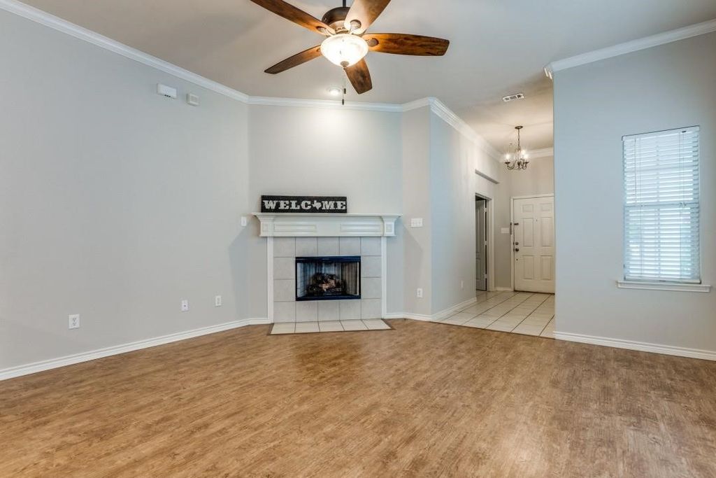 Image 10 of property listing at 1931 Saint Simons Street, Savannah, TX 76227