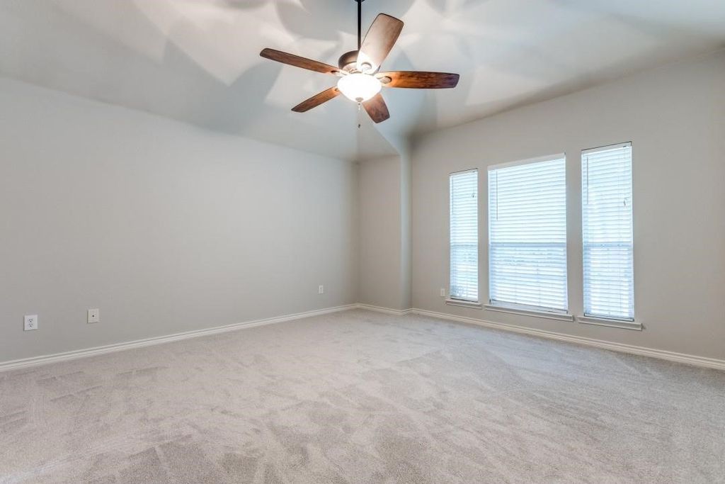 Image 15 of property listing at 1931 Saint Simons Street, Savannah, TX 76227