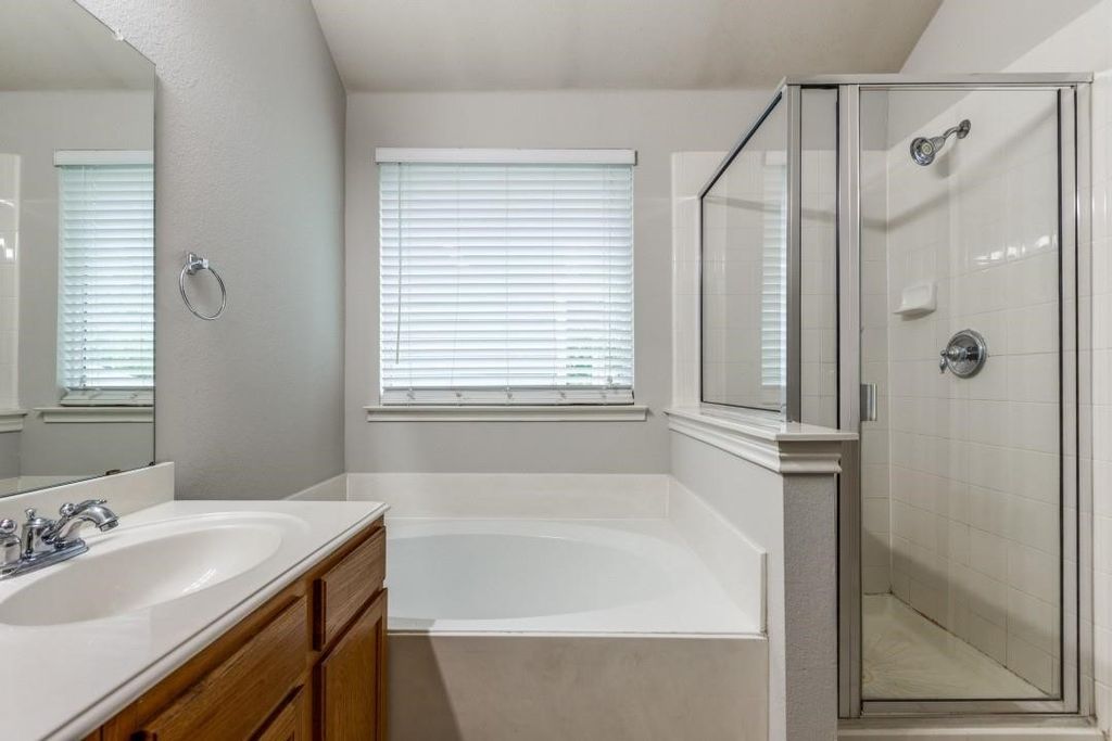 Image 17 of property listing at 1931 Saint Simons Street, Savannah, TX 76227