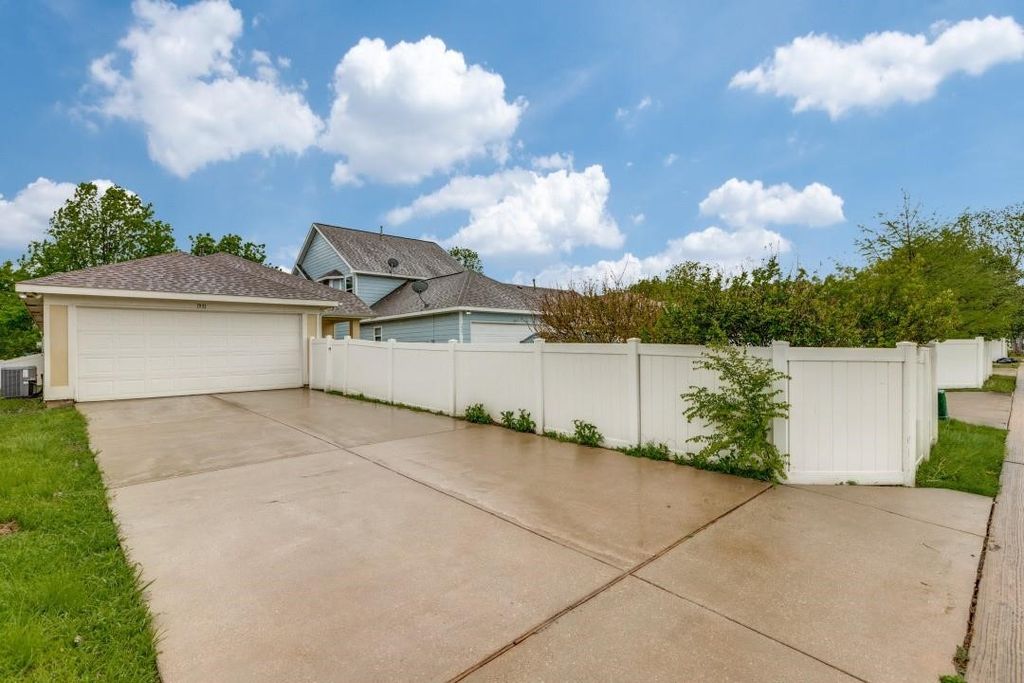 Image 24 of property listing at 1931 Saint Simons Street, Savannah, TX 76227