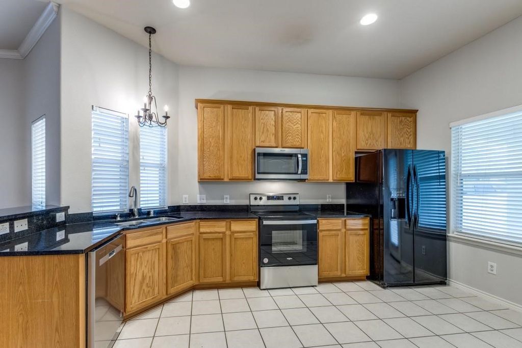 Image 7 of property listing at 1931 Saint Simons Street, Savannah, TX 76227