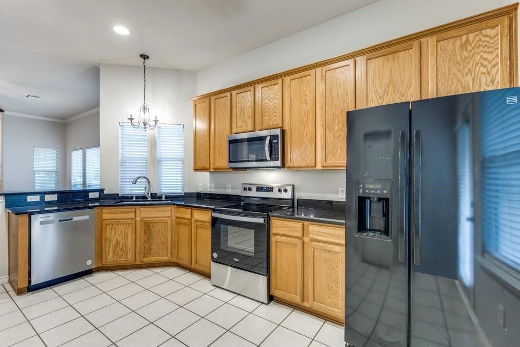 Image 8 of property listing at 1931 Saint Simons Street, Savannah, TX 76227