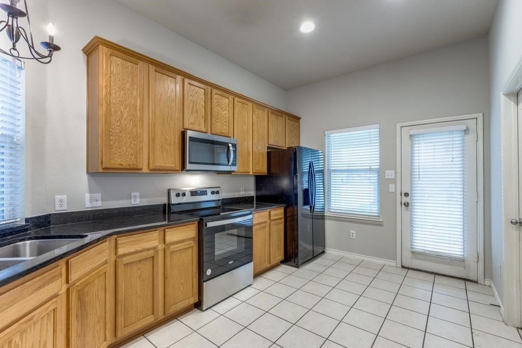 Image 9 of property listing at 1931 Saint Simons Street, Savannah, TX 76227