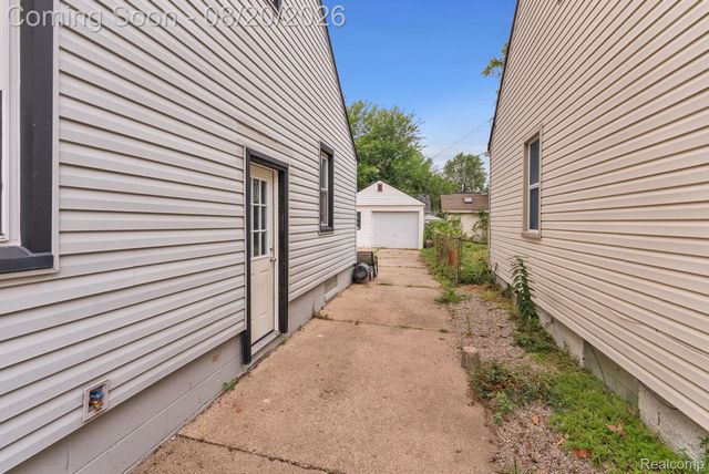 24840 New York Street, Dearborn, MI 48124