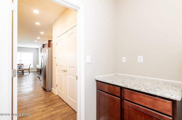 2308 Somersly Pl, Louisville, KY 40245