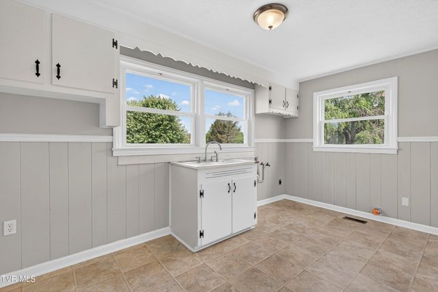 305 South Cherokee Road, Bristol, VA 24201