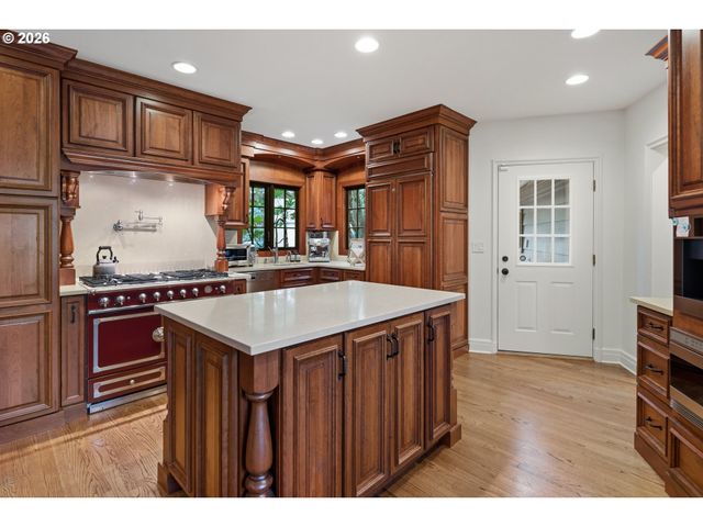 2897 Sw Rutland Ter, Portland, OR 97205