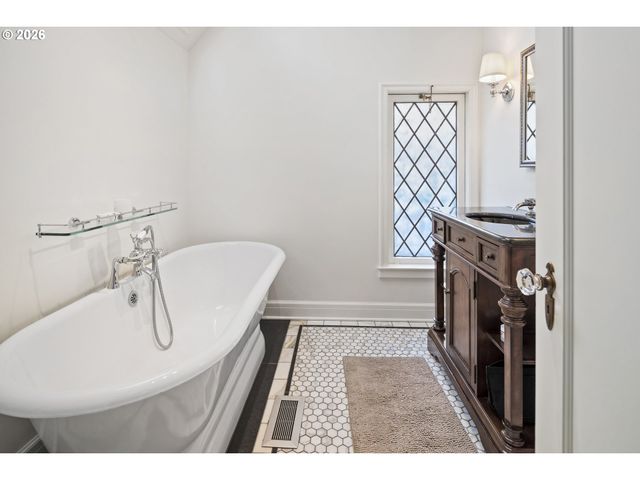 2897 Sw Rutland Ter, Portland, OR 97205