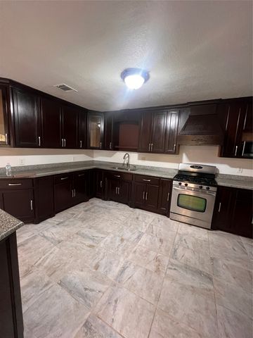 568 W Hammond Street, Lancaster, TX 75146